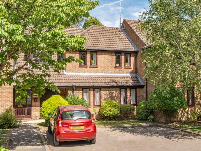 Apartment for sale in Pachesham Park, Surrey