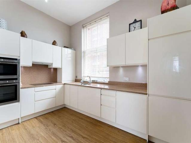 Apartment for sale in Clayhall, Greater London