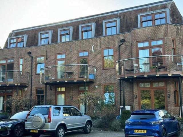 Apartment for sale in London Borough of Hounslow, Greater London