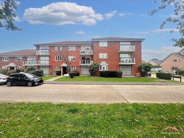 Apartment for sale in Little Stanmore, Greater London