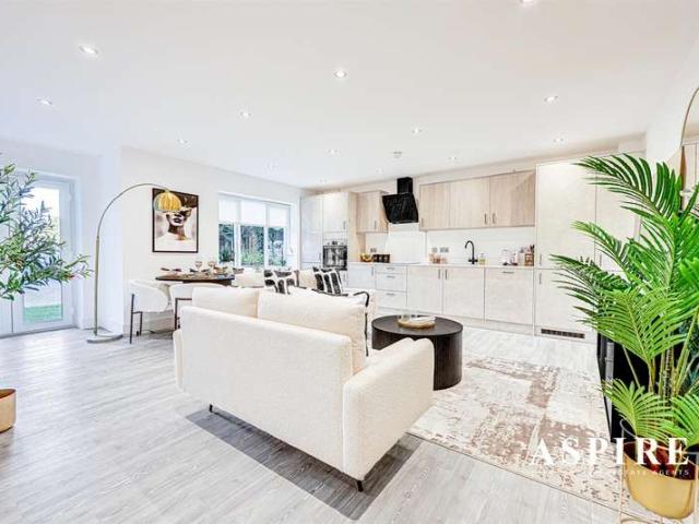 Apartment for sale in South Benfleet, Bread and Cheese Hill