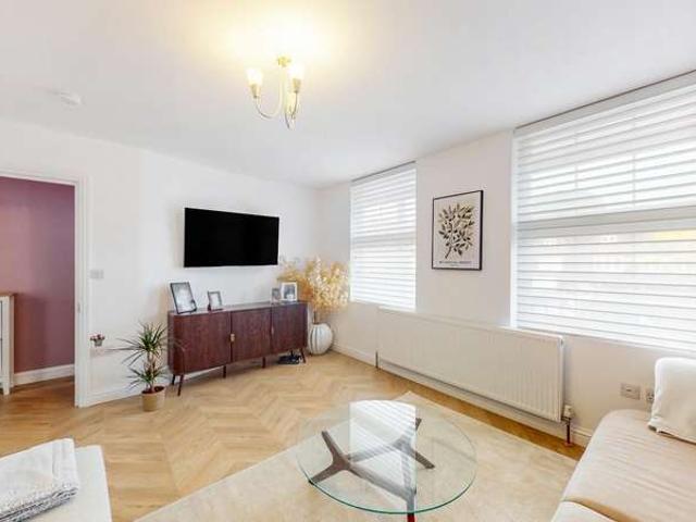 Apartment for sale in Eastcote, Greater London