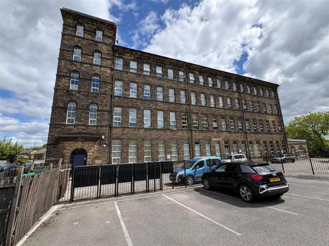 Apartment for sale in Cleckheaton, West Yorkshire