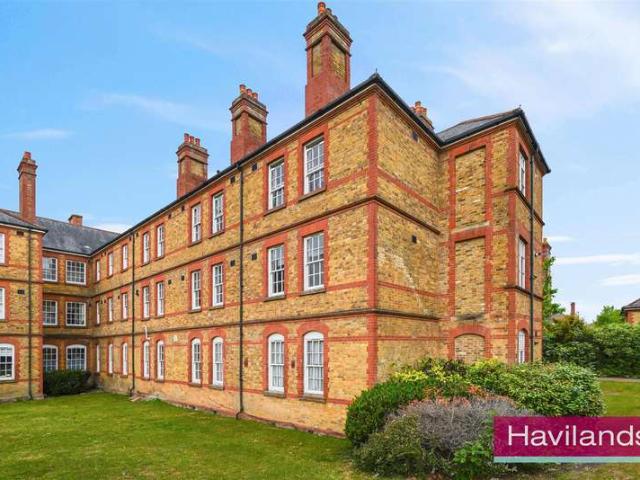 Apartment for sale in Southgate, Greater London
