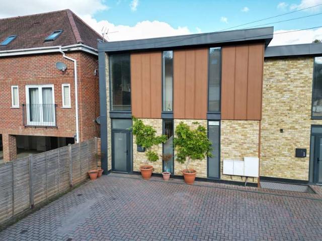 Apartment for sale in Heronsgate, Three Rivers