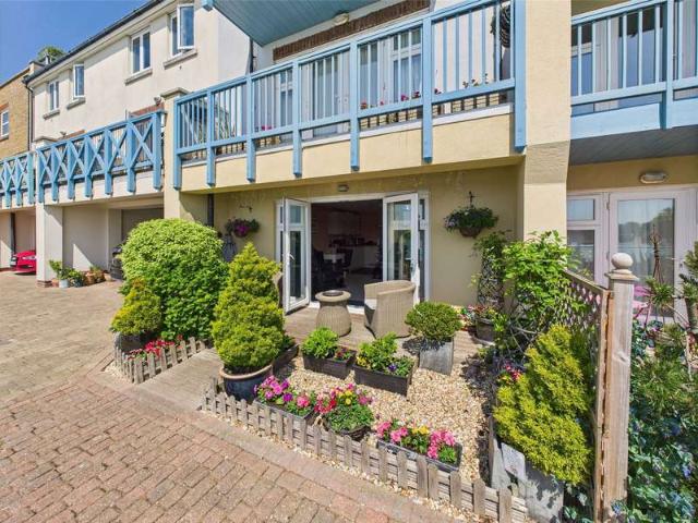 Apartment for sale in Fishersgate, West Sussex