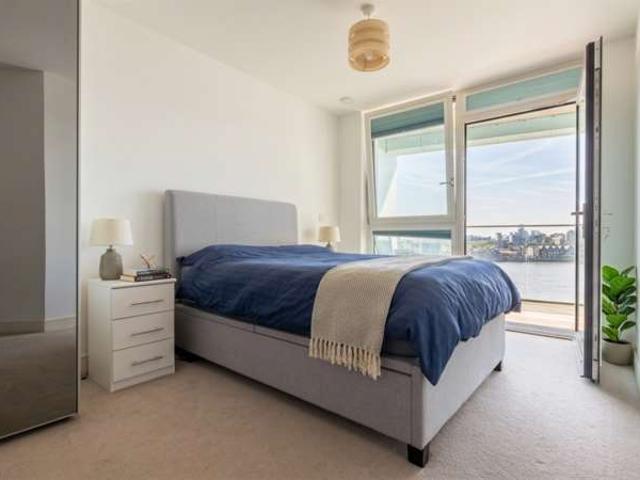 Apartment for sale in East Greenwich, Greater London