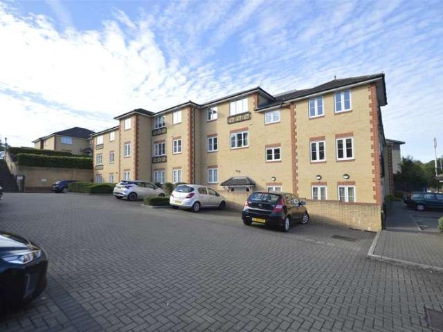 Apartment for sale in Clayhall, Greater London