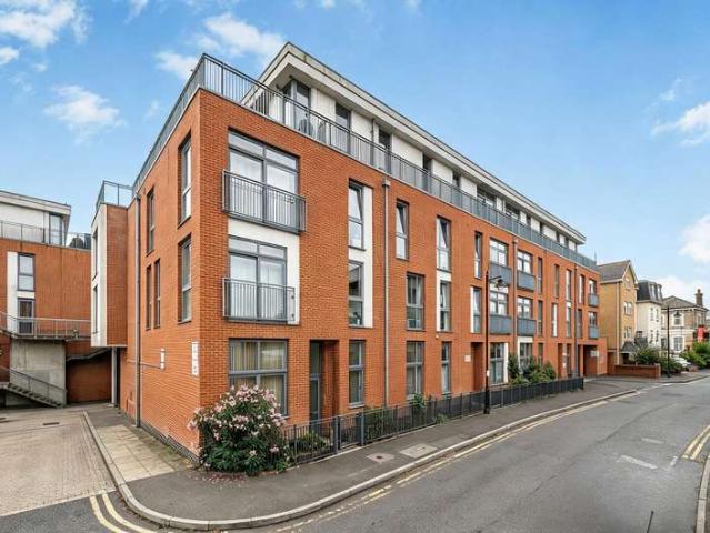 Apartment for sale in Row Town, Surrey