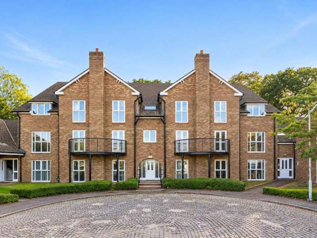 Apartment for sale in Emmbrook, Wokingham