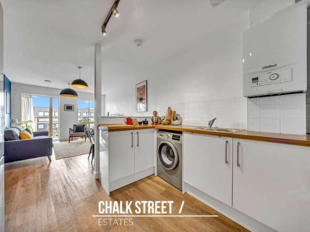 Apartment for sale in Rush Green, Greater London