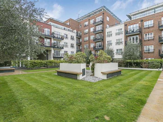 Apartment for sale in Norbiton, Greater London
