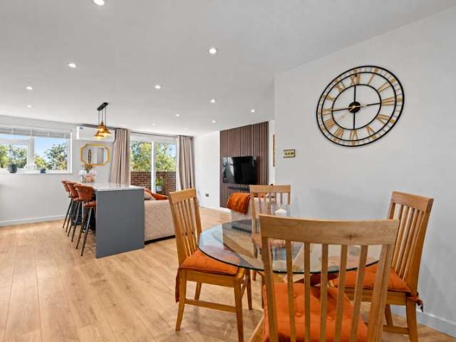 Apartment for sale in Leatherhead, Mole Valley