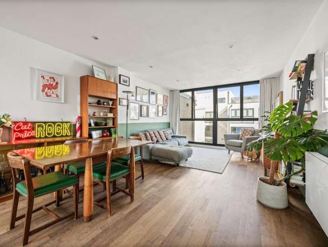 Apartment for sale in Queen's Park, Greater London