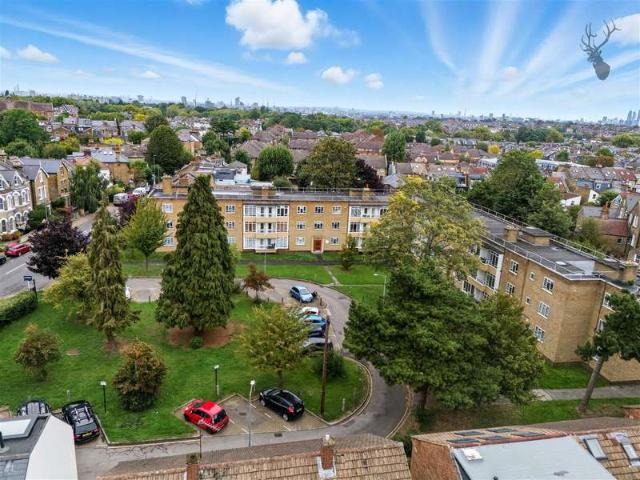 Apartment for sale in Balham, Greater London