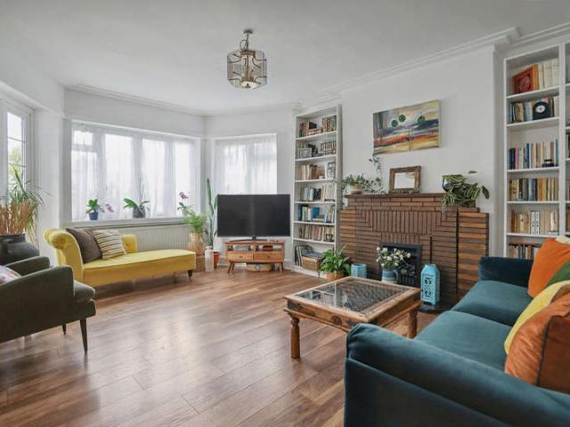 Apartment for sale in London Borough of Ealing, Perivale
