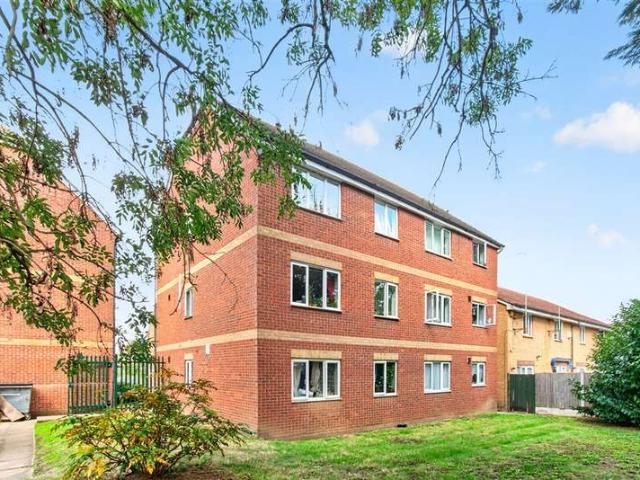 Apartment for sale in Seven Kings, Greater London