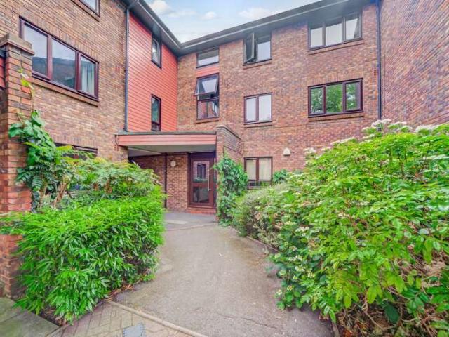 Apartment for sale in Camberwell, Greater London