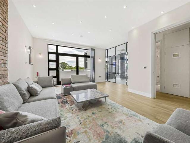 Apartment for sale in Queen's Park, Greater London