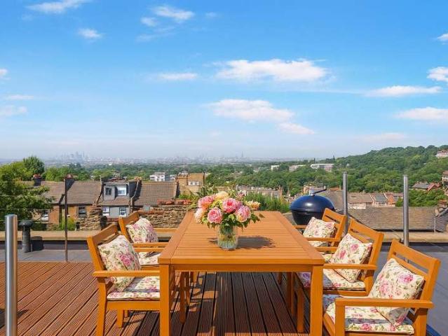 Apartment for sale in London Borough of Lambeth, Greater London