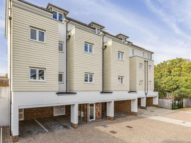 Apartment for sale in Addlestone, Runnymede