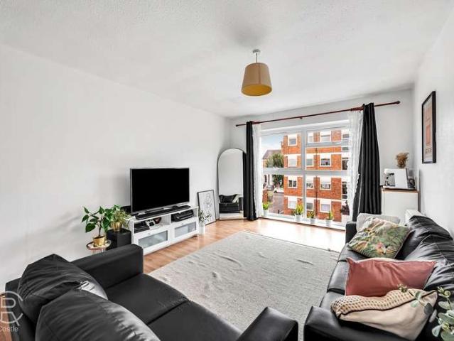 Apartment for sale in London Borough of Ealing, Greater London