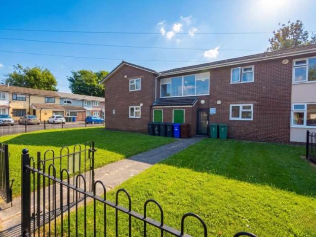 Apartment for sale in Whitefield, Bury
