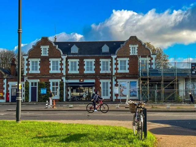 Apartment for sale in Blackhills, Surrey