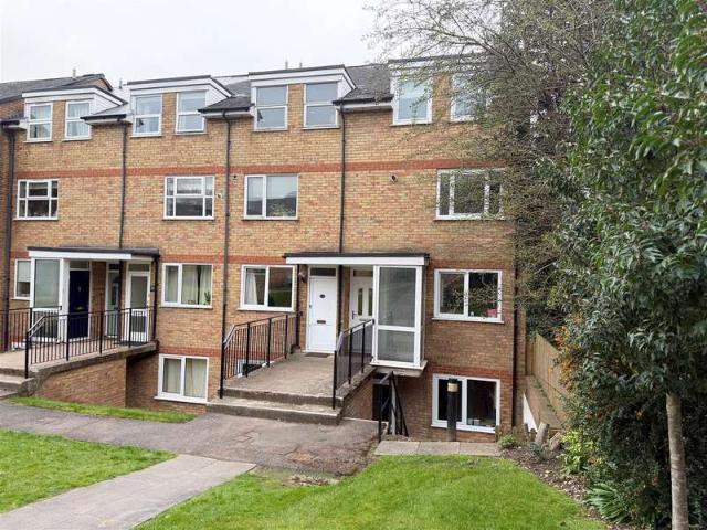 Apartment for sale in Ashlyns Estate, Pouchen End