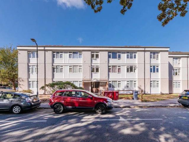 Apartment for sale in Wexham Court, Slough