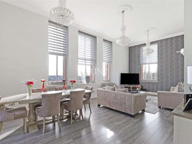 Apartment for sale in Fairlop, Greater London