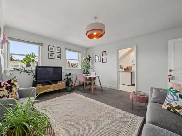 Apartment for sale in Brownswood Park, Stoke Newington