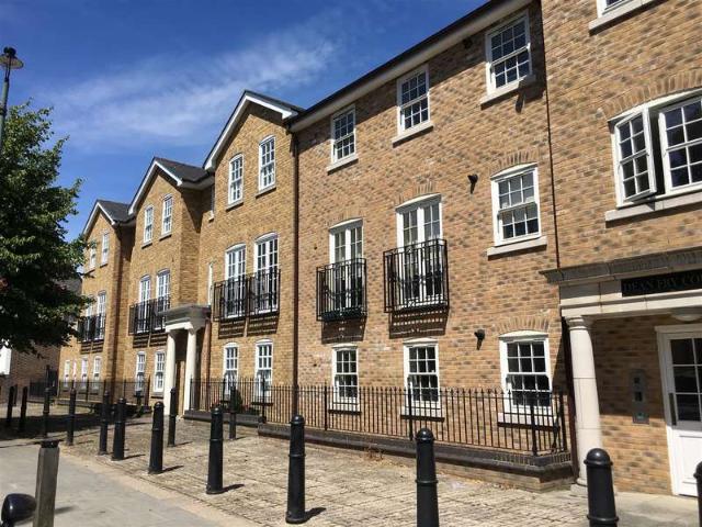 Apartment for rent in Ashlyns Estate, Pouchen End