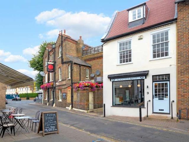 Apartment for sale in North Sheen, Greater London