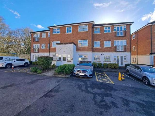 Apartment for sale in Mill Hill, Greater London