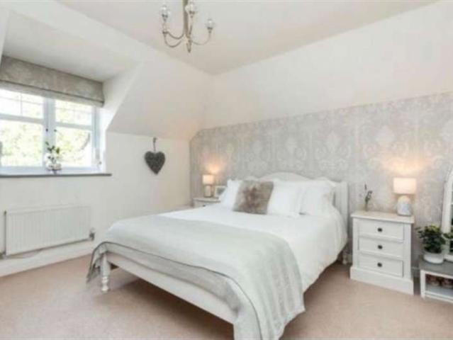 Apartment for sale in Heol-las, Surrey