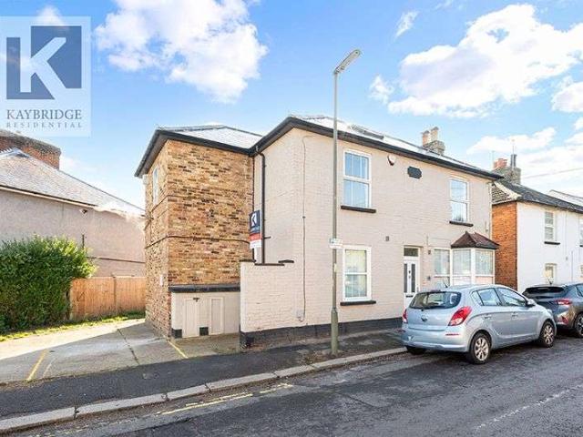 Apartment for sale in Woodcote, Epsom