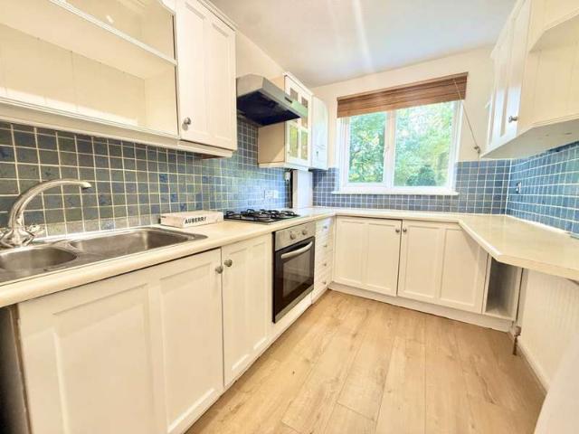 Apartment for sale in London Borough of Croydon, Forestdale