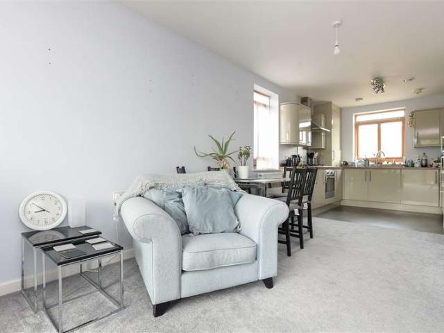 Apartment for sale in Red Hill, Surrey