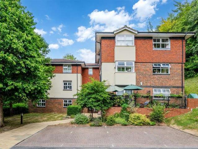 Apartment for sale in Red Hill, Surrey