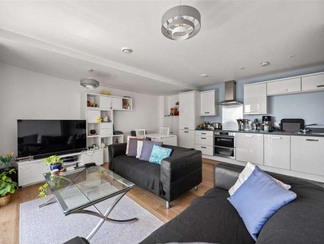 Apartment for sale in Brondesbury, Greater London