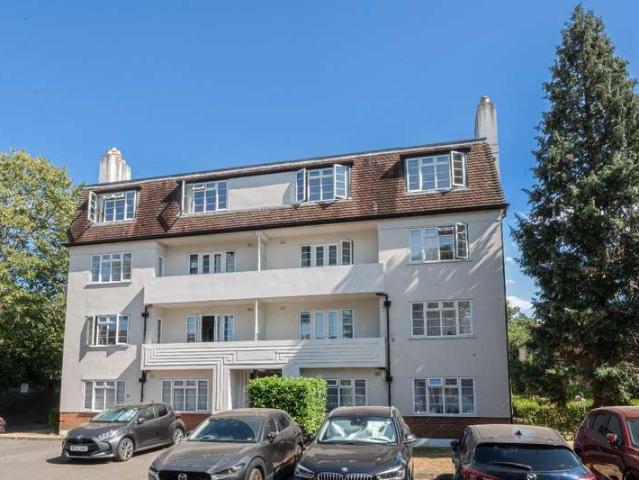 Apartment for sale in St Margarets, Greater London
