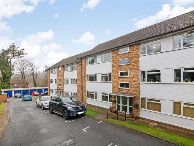 Apartment for sale in Caterham Valley, Hillview