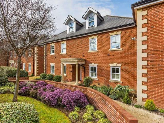Apartment for sale in Hurst Green, Tandridge