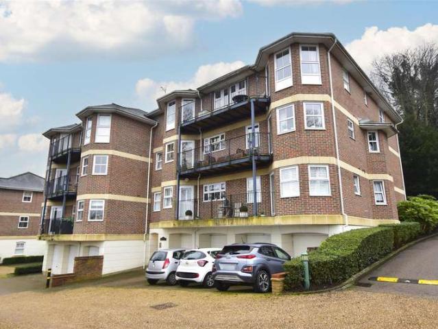 Apartment for sale in Ashlyns Estate, Pouchen End