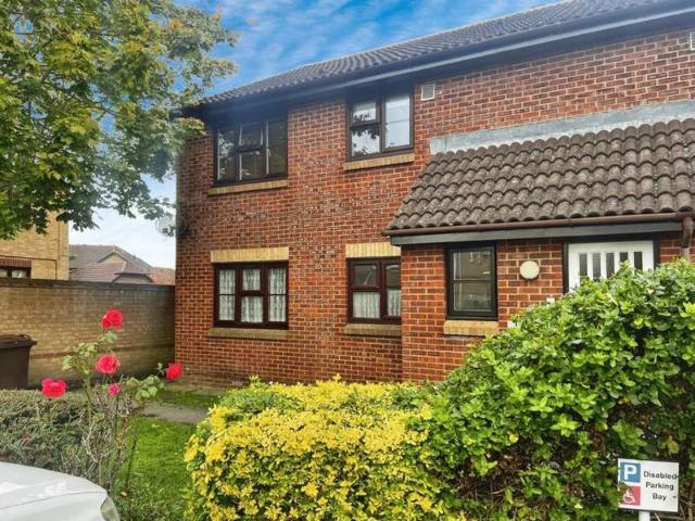 Apartment for sale in Sandown Park, Kent