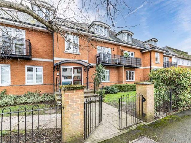 Apartment for sale in Row Town, Surrey