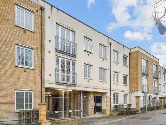 Apartment for sale in Old Ford, Mile End