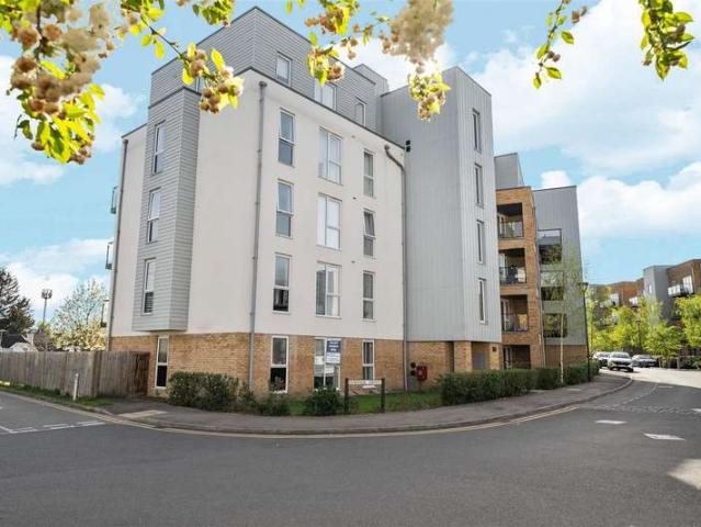 Apartment for sale in Row Town, Surrey