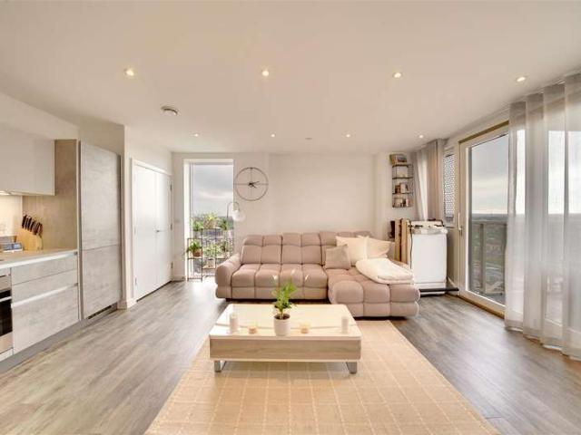 Apartment for sale in Ponders End, Greater London